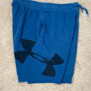 Blue men’s relaxed fit UA shorts